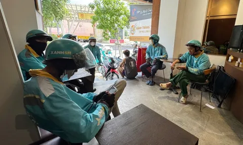 Xanh SM Ngon nhập cuộc: Cuộc đua giao đồ ăn thêm khốc liệt, thế song mã của GrabFood - ShopeeFood có lung lay?