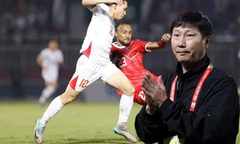 Lần "sảy chân" của HLV Kim Sang-sik hay toan tính táo bạo cho tương lai tuyển Việt Nam?