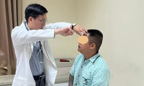 Đang đá bóng, thanh niên đột quỵ ngay trên sân