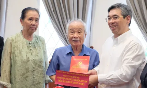 Lãnh đạo TP.HCM thăm nhà các văn nghệ sĩ và nghệ sĩ ở Trung tâm dưỡng lão Thị Nghè