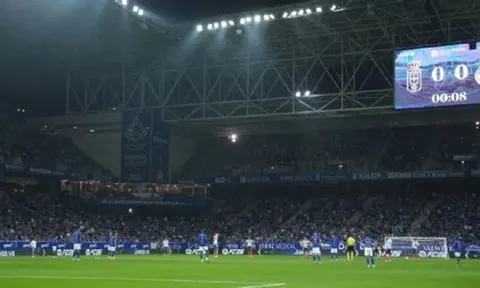 Cầu thủ tạm dừng trận đấu để phản đối đưa các trận đấu La Liga đến Mỹ