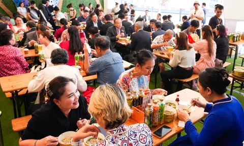 Vietnam Phở Festival vừa khai mạc: Phở cháy hàng, bún bò Huế và bánh mì chẳng kém