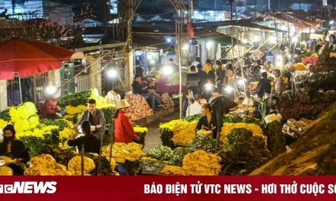 Chợ hoa lớn nhất Hà Nội đông kín khách suốt đêm trước ngày 20/10