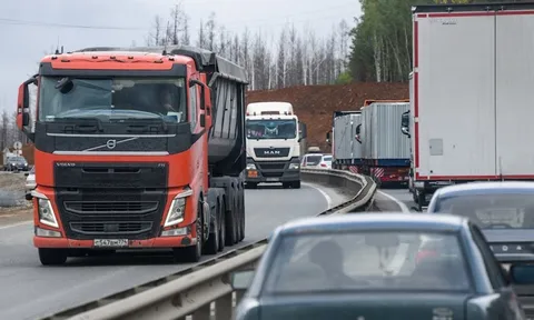 Tránh rủi ro từ lệnh trừng phạt, đồng minh thân cận của Moscow siết chặt kiểm soát biên giới, hàng nghìn xe tải chở hàng hóa từ Trung Quốc tới Nga tắc nghẽn nghiêm trọng