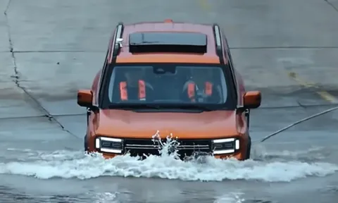 Chỉ có thể là Trung Quốc: Vừa ra mắt ô tô có khả năng lội nước chưa từng có, băng qua sông sâu với dòng chảy 5-10km/h, nhận ngay 10.000 đơn đặt hàng