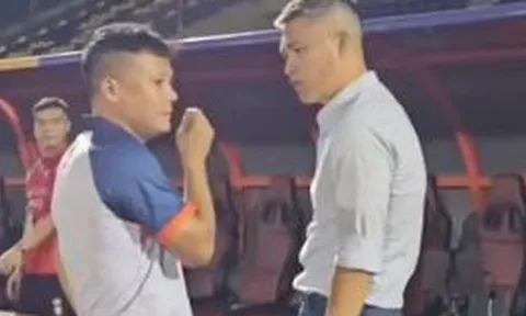 Công Vinh lộ diện
