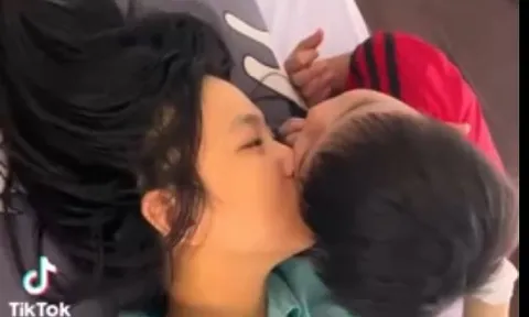 Sự thật nhói lòng về đoạn video mẹ hôn con trước khi rơi vào hôn mê sâu