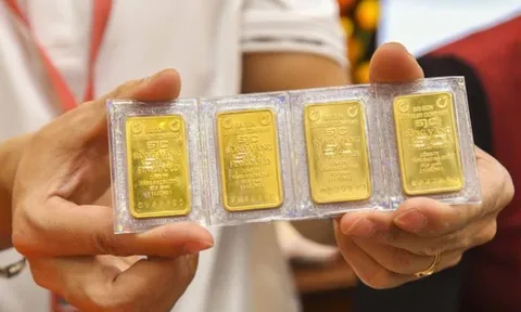Vàng trong nước tăng hơn 3 triệu/lượng, thế giới chạm mốc lịch sử, chuyên gia tranh luận nên mua hay bán?