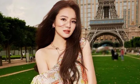 Lộ ảnh "nữ thần màn ảnh" sau khi chồng bị bắt: Sáng đưa con đi học, tối lên bar cùng trai lạ
