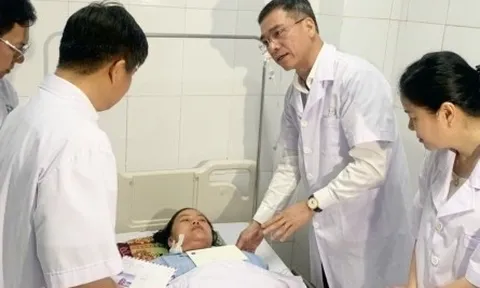 Bộ trưởng Y tế tặng bằng khen 4 nữ điều dưỡng dũng cảm cứu bé sơ sinh ở Nghệ An