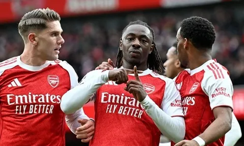 Eze tung lưới đội bóng cũ Crystal Palace, giúp Arsenal bứt phá ở ngôi đầu