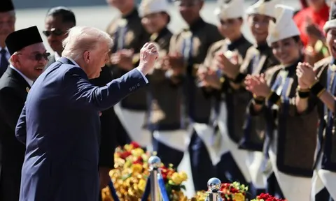 CLIP: Ông Donald Trump nhảy theo điệu nhạc tại sân bay Malaysia