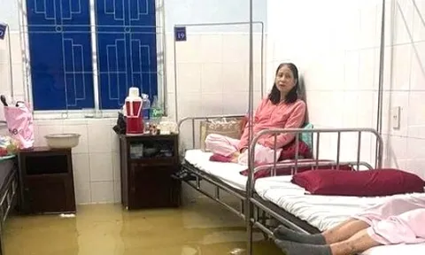 Bệnh viện lớn nhất miền Trung ngập nước, bác sĩ, bệnh nhân bì bõm chạy lũ