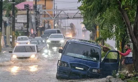 Siêu bão Melissa mạnh nhất từ thế kỷ XIX đi vào vùng Caribe, tàu chiến Mỹ khẩn cấp di chuyển