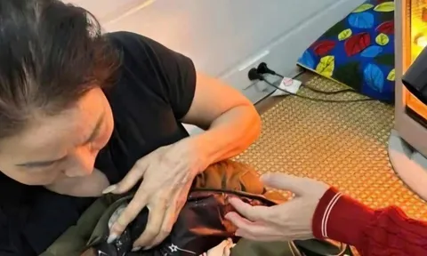 Bé trai sơ sinh còn nguyên dây rốn bị bỏ rơi ở bờ mương