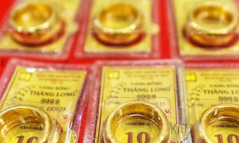 Giá vàng nhẫn giảm gần 3 triệu đồng/lượng, chiều nay, một nhà vàng lớn ở Hà Nội thông báo: Mỗi khách được mua tối đa 50 chỉ, nhận vàng ngay