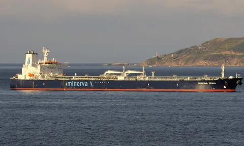 Đội 'tàu ma' chở dầu Nga và Iran vẫn giao hàng như không bị trừng phạt: Hàng chục tỷ USD dầu liên tục cập cảng, hé lộ một 'ông lớn' phương Tây đứng sau hỗ trợ