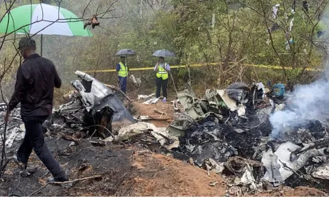 Kinh hoàng: Máy bay lao xuống rừng rậm, không ai sống sót