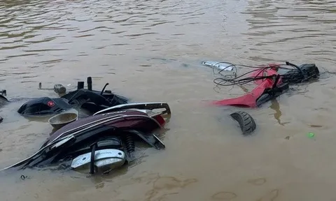 Cận cảnh đường phố Huế khi nước lũ bắt đầu rút