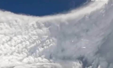 Video: "Thợ săn bão" của Không quân Mỹ bay thẳng vào tâm cơn bão mạnh nhất năm Melissa