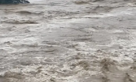 Mưa dồn dập, thủy điện "no nước", lũ trên sông Vu Gia lên mốc lịch sử 1999