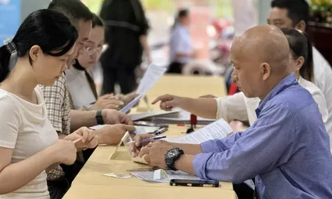 Doanh nghiệp trốn đóng BHTN, sao bắt NLĐ "đóng thay"?