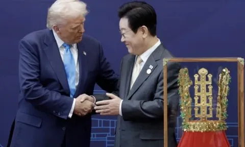 Hàn Quốc tặng ông Trump bản sao vương miện bằng vàng