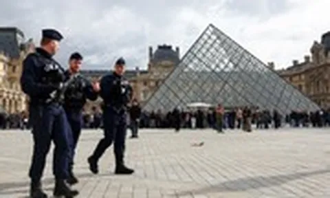 2 nghi phạm đã nhận tội trộm đồ tại bảo tàng Louvre, nhưng vẫn không ai biết 8 bảo vật đang ở đâu