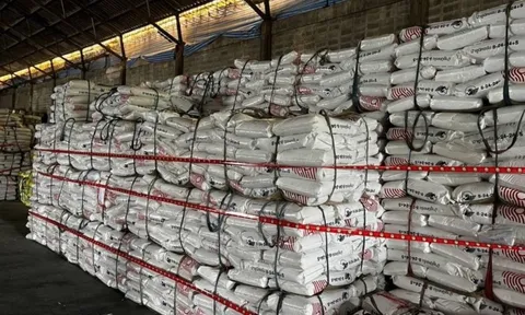 Một trung tướng chỉ huy cuộc đột kích, tóm gọn đường dây buôn bán phân bón giả quy mô lớn, tịch thu hơn 16.000 kg hóa chất không giấy phép