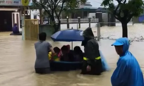 Hà Tĩnh: Di dời khẩn cấp hàng trăm người do mưa lớn, nước tràn vào nhà dân
