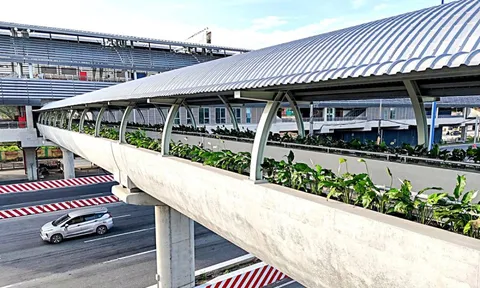 Người đi bộ sắp có thang máy lên các cầu vượt dọc tuyến metro số 1