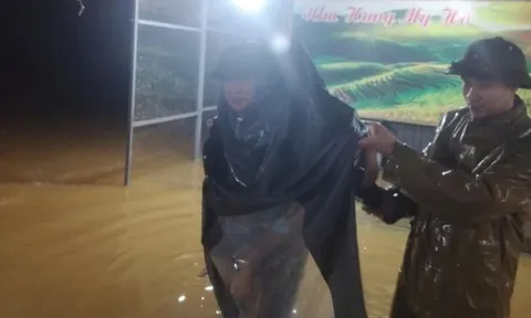 Mưa lớn, triều cường dâng nhanh người dân Hà Tĩnh trắng đêm chạy lũ