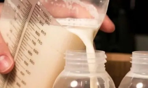 'Chấm đen' trong sữa bột khiến người dùng lo mốc, chuyên gia nói gì?