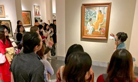 'Đêm bảo tàng' có gì mà hấp dẫn hàng trăm bạn trẻ đội mưa lạnh đến xem?