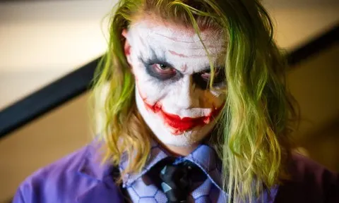 Erling Haaland gây náo loạn đường phố