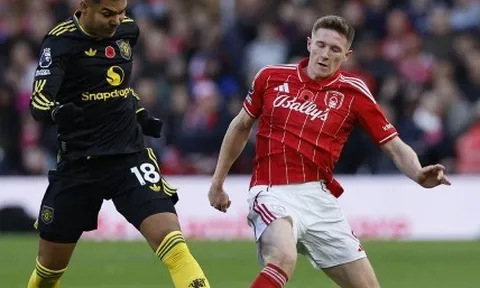 Trọng tài giúp sức, Man Utd vẫn suýt thua