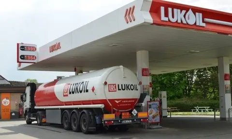 Mỹ trừng phạt ‘ông trùm’ dầu mỏ Nga, quốc gia châu Âu lập tức cấm xuất khẩu dầu, nhiên liệu sang EU vì sợ hết hàng