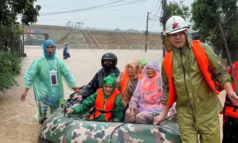 Người miền Trung dìu nhau qua cơn bão lũ