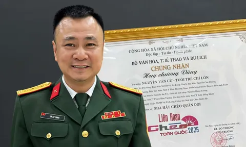 Tự Long khoe huy chương vàng cho vở diễn 'để đời'