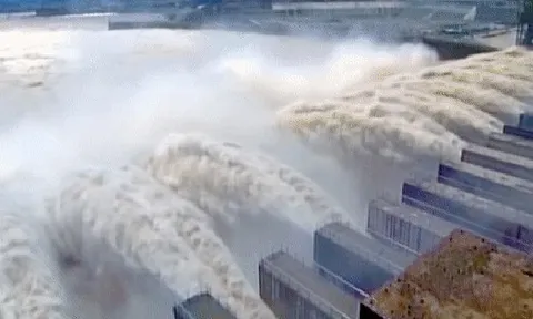 Kỳ tích chưa từng có: Quốc gia tỷ dân chặn đứng sông dữ trong 24 giờ, xây 2 đập thủy điện công suất khủng