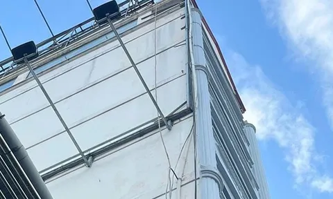 Thợ sơn rơi từ tầng cao xuống đất ở trung tâm TP HCM