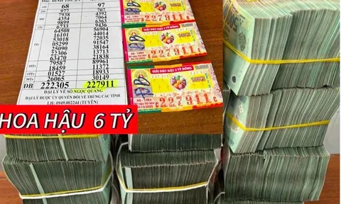 Mua 3 tờ vé trúng độc, người phụ nữ 50 tuổi vác balo đến nhận tiền tỷ, người thân đi cùng rất đông