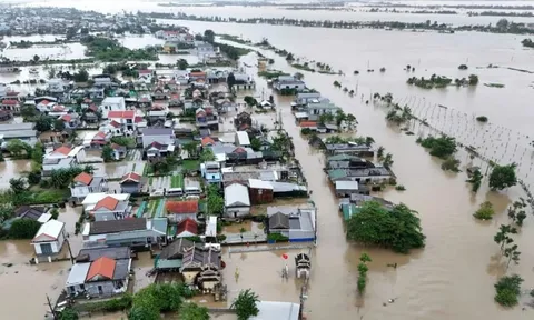 Mưa xối xả trở lại, lũ lên báo động 3 ở Huế - Đà Nẵng