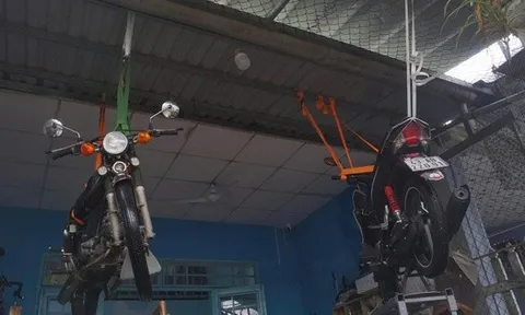 Cận cảnh xe máy treo lên trần nhà, hơn 100 hộ dân buộc phải rời nhà khẩn cấp