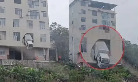 Xe tải đâm xuyên tường tầng 2 tòa nhà, hình ảnh đầu xe mắc kẹt giữa không trung gây sốc