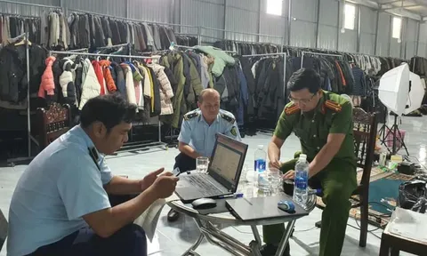 Tịch thu 20 bao tải chứa hàng nghìn quần áo cũ không rõ nguồn gốc