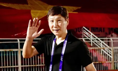 HLV Kim Sang-sik nói thẳng thói quen xấu của cầu thủ Việt Nam