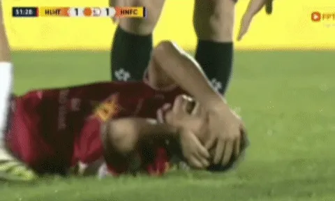 Va chạm với sao nhập tịch Việt Nam, nhà vô địch AFF Cup dính chấn thương đáng sợ, nhập viện gấp