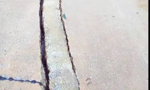 Xuất hiện vết nứt dài trên đường Hồ Chí Minh nhánh Tây qua Quảng Trị