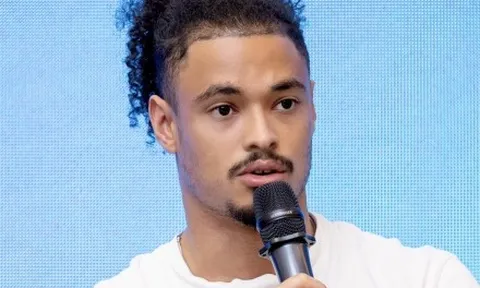 Cựu cầu thủ Pháp mất chân vì não mô cầu, biến đau thương thành cảm hứng